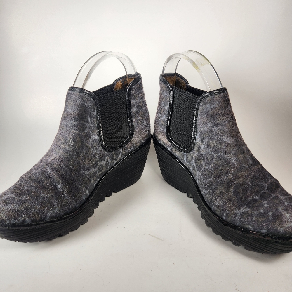 FLY LONDON Women's Chelsea Boot Size 6 EU 36 Gray Leather Wedge Camo Shoe - Picture 9 of 10